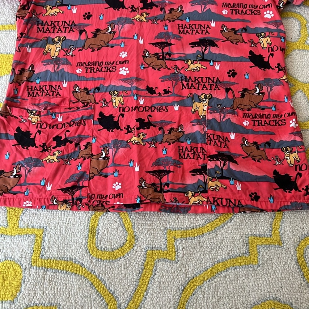 Hakuna Matata Scrub Top. Sz M - Picture 2 of 6